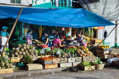 Flores, Guatemala-Aralık 22, 2015: Yerel halkın yeşil sebze ve meyve Flores 22 Aralık 2015 satış. Guatemala. 