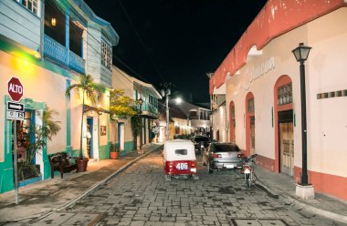 Isla de Flores Guatemala, Orta Amerika 22 Aralık 2015 tarihinde gece sokakları Flores, Guatemala - 22 Aralık 2015:.