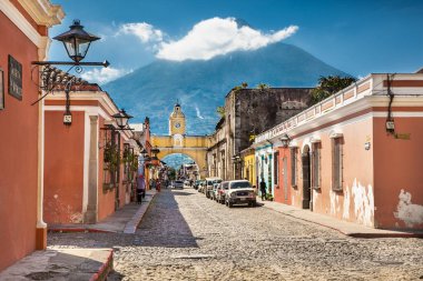 Antigua; Guatemala - 23 Aralık 2015: 23 Aralık 2015 tarihinde Antigua Guatemala sokak görünümü. Tarihi şehir Antigua Unesco Dünya Mirası 1979 yılından bu yana olduğunu..