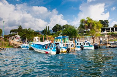 Panajachel, Guatemala-Aralık 23, 2015: İnsanlar kurulu Panajachel, Guatemala Lake Atitlan dock teknede. Orta Amerika.