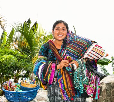 Panajachel, Guatemala-Aralık 24, 2015:: Guatamalian kadın salling Street'deki geleneksel renkli kumaş Pazar içinde Panajachel, 24 Aralık 2015, Guatemala.