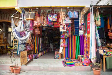 Geleneksel renkli el yapımı çanta ve halı Panajachel, Guatemala sokak pazarında alışveriş.