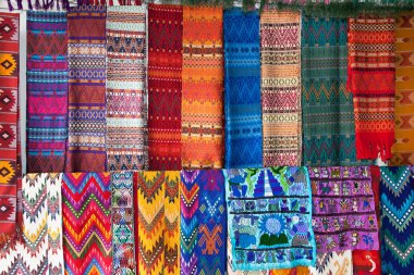 Geleneksel renkli kumaş sokak piyasada Flores, Guatemala.