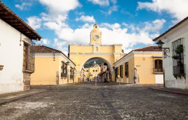 Arco de Santa Catalina ve bu sokak görünümü'nde Antigua, Guatemala sömürge evleri. Tarihi şehir Antigua Unesco Dünya Mirası 1979 yılından bu yana olduğunu..