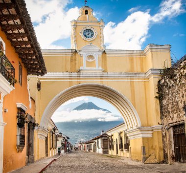 Arco de Santa Catalina ve bu sokak görünümü'nde Antigua, Guatemala sömürge evleri. Tarihi şehir Antigua Unesco Dünya Mirası 1979 yılından bu yana olduğunu..