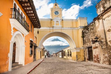 Arco de Santa Catalina ve bu sokak görünümü'nde Antigua, Guatemala sömürge evleri. Tarihi şehir Antigua Unesco Dünya Mirası 1979 yılından bu yana olduğunu..