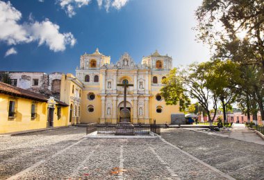 La Merced kilise Antigua, Guatemala central Park'ta.