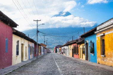 Bu sokak görünümü'nde Antigua, Guatemala sömürge evleri. Tarihi şehir Antigua Unesco Dünya Mirası 1979 yılından bu yana olduğunu..