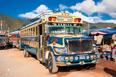 Antigua, Guatemala -Aralık 25, 2015: Antigua, Guatemala 25 Aralık 2015 tarihinde tipik Guatemala tavuk otobüs. Tavuk otobüs çeşitli latin Amerika ülkelerinde renkli, değiştirilmiş ve dekore edilmiş veri yolu için bir isim