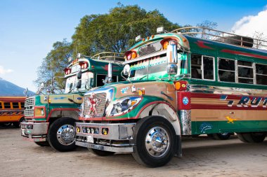 Antigua, Guatemala -Aralık 25, 2015: Antigua, Guatemala 25 Aralık 2015 tarihinde tipik Guatemala tavuk otobüs. Tavuk otobüs çeşitli latin Amerika ülkelerinde renkli, değiştirilmiş ve dekore edilmiş veri yolu için bir isim