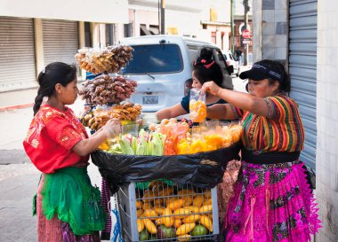 Guatemala City, Guatemala-Aralık 25, 2015: Maya kadın Satıyoruz bir Guatemala gıda ve meyve Street on 25 Aralık 2015 Guatemala City. Guatemala. 