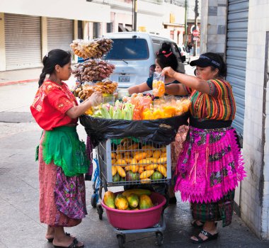 Guatemala City, Guatemala-Aralık 25, 2015: Maya kadın Satıyoruz bir Guatemala gıda ve meyve Street on 25 Aralık 2015 Guatemala City. Guatemala. 