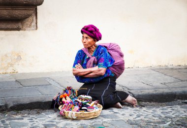 Antigua, Guatemala-Aralık 26, 2015:: eski guatamalian kadın salling geleneksel ürünler Street Antigua, Tarih 26 Aralık 2015, Guatemala.