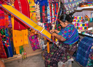 Antigua, Guatemala-Aralık 26, 2015: Antigua, kayış tezgahı ile 26 Aralık 2015, Guatemala dokuma Maya kadın. Maya dokumacılar becerilerini için bilinen dünya çapında. 