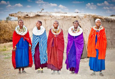 Tanzanya, Afrika-Şubat 9, 2014: geleneksel süsler, 9 Şubat 2014 üzerinde yerel halkın günlük yaşamın inceleme ile Masai kadın. Tanzanya.