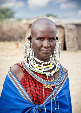 Tanzanya, Afrika-Şubat 9, 2014: Masai kadın 9 Şubat 2014 üzerinde yerel halkın günlük yaşamın inceleme geleneksel süslemeli. Tanzanya.