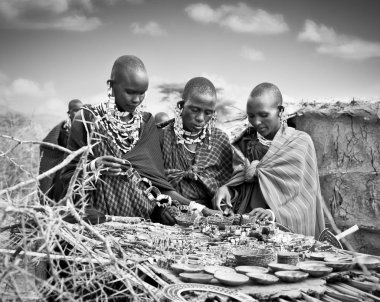 Tanzanya, Afrika-Şubat 9, 2014: geleneksel süsler, 9 Şubat 2014 üzerinde yerel halkın günlük yaşamın inceleme ile Masai. Tanzania.Traditional el yapımı aksesuarlar Masai yapılan.
