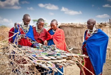 Tanzanya, Afrika-Şubat 9, 2014: geleneksel süsler, 9 Şubat 2014 üzerinde yerel halkın günlük yaşamın inceleme ile Masai. Tanzania.Traditional el yapımı aksesuarlar Masai yapılan.