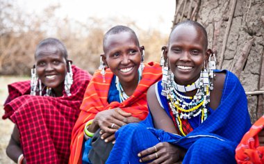 Tanzanya, Afrika-Şubat 9, 2014: geleneksel süsler, 9 Şubat 2014 üzerinde yerel halkın günlük yaşamın inceleme ile Masai kadın. Tanzanya.