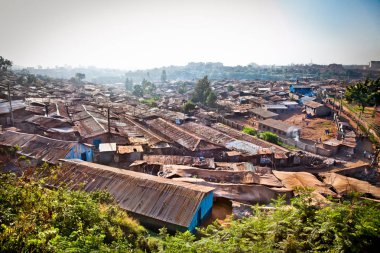 Nairobi, Kenya'daki Kibera gecekondu larının Panoriamik görünümü.