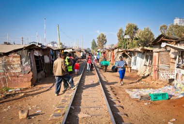 Nairobi, Kenya - 6 Şubat 2014: İnceleme yerel halkın Kibera gecekondu 6 Şubat 2014 tarihinde günlük yaşamın. Nairobi, Kenya. Afrika, orada yaklaşık 270 bin kişi yaşayan en büyük gecekondu kiber olduğunu. 