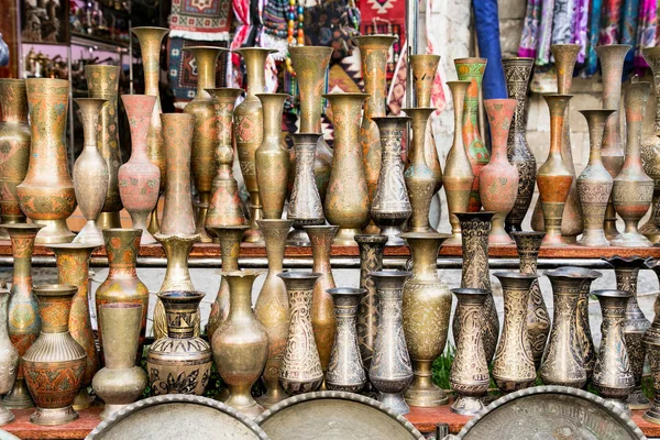 Bakü'de sokak pazarında eski oryantal antika barass vazolar, Azerbeijan.