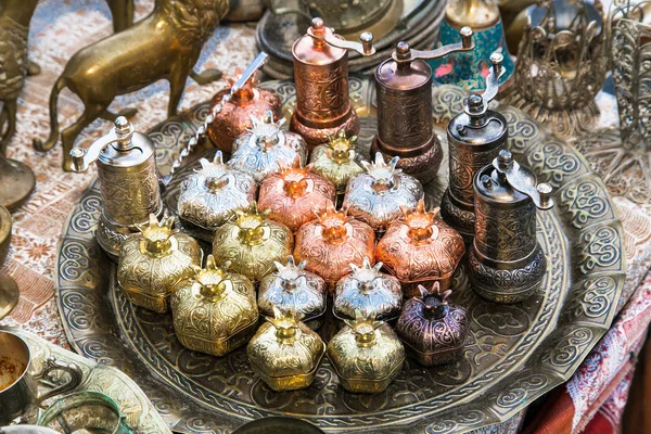 Alte Orientalische Antiquitäten Barass Zuckerdose Und Kaffeemühle Auf Einem Tablett — Stockfoto