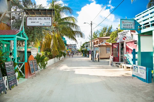 Кейе Каулькер Белиз Dec 2015 Playa Asuncion Street Caye Caker — стоковое фото