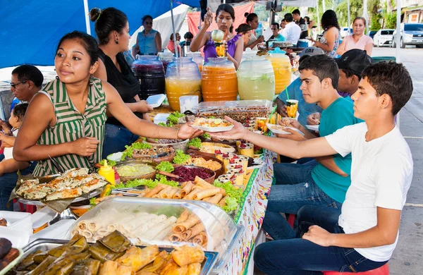 フローレス グアテマラ 2015 2015 日に地元の女性販売フローレスに典型的なグアテマラ料理プレート グアテマラ — ストック写真