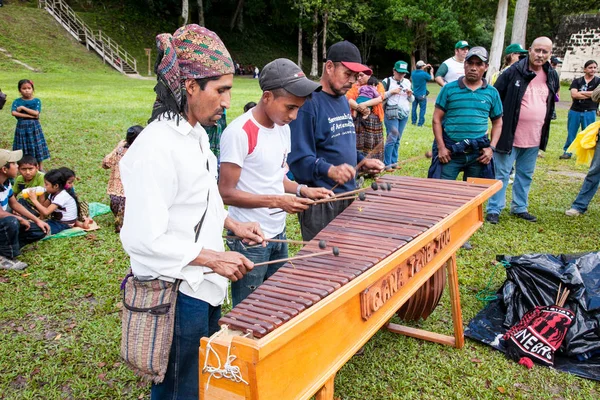 Tikal Guatemala Dec 2015 Maia Não Identificada Jogando Percussão Dezembro — Fotografia de Stock