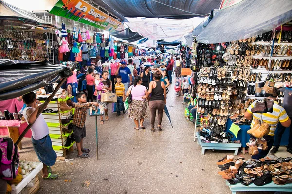 Flores Guatemala Prosinec 2015 Místní Lidé Prodávají Zboží Flores Trhu — Stock fotografie
