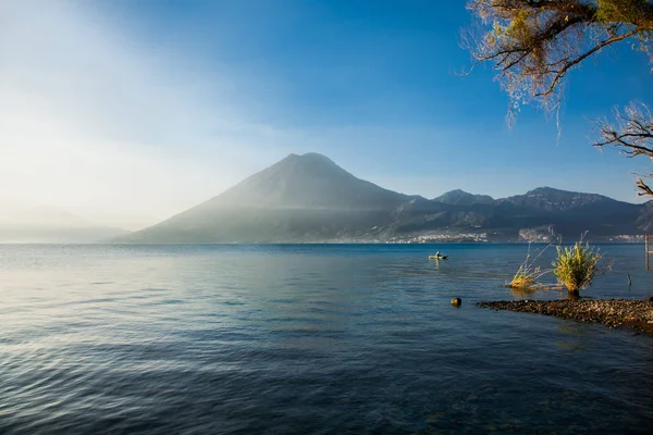 Pescador Nevoeiro Matinal Sobre Lago Atitlan Guatemala América Central — Fotografia de Stock