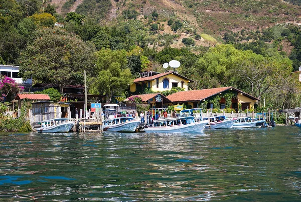 Santa Cruz Laguna Guatemala Dic 2015 Gente Aborda Barco Muelle — Foto de Stock