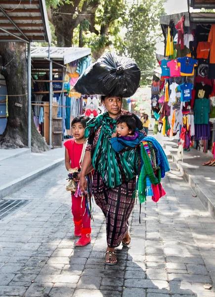 Panajachel Guatemala Dic 2015 Guatamalian Woman Two Children Carry Her — Foto de Stock