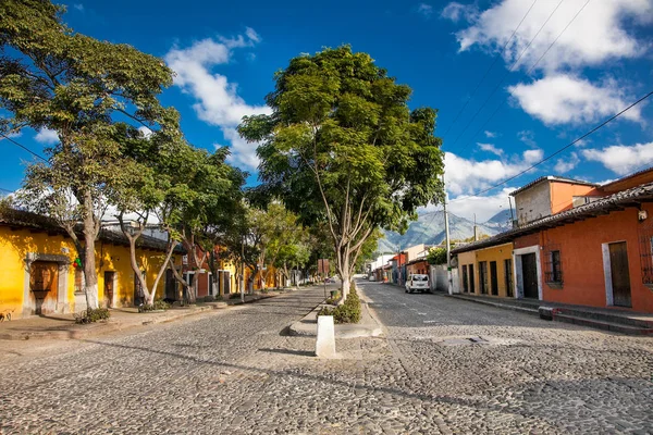 在危地马拉安提瓜的街景中的殖民房屋 这座历史名城安提瓜自1979年以来一直是联合国教科文组织的世界遗产 — 图库照片