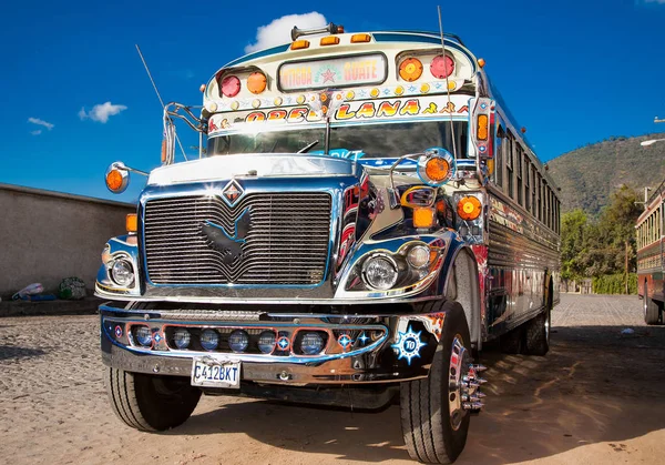 危地马拉安提瓜 2015年12月25日 危地马拉安提瓜典型的危地马拉鸡车这是拉丁美洲多个国家五颜六色 改装和装饰的客车的名字 — 图库照片