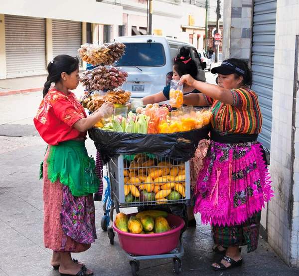 Cidade Guatemala Guatemala Dec 2015 Mulheres Maias Vendem Uma Comida — Fotografia de Stock