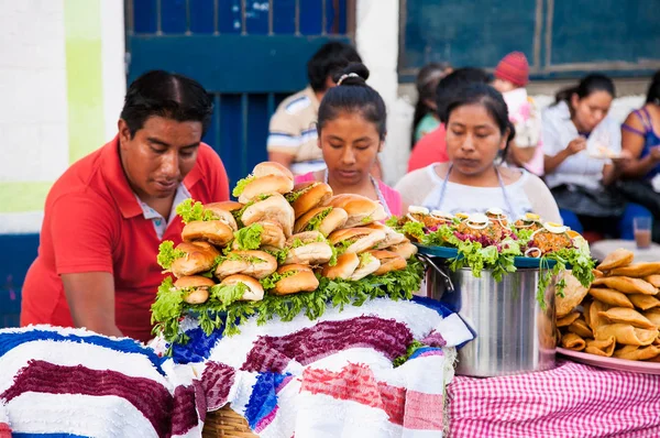 Cidade Guatemala Guatemala Dec 2015 Maias Vendem Uma Comida Guatemalteca — Fotografia de Stock