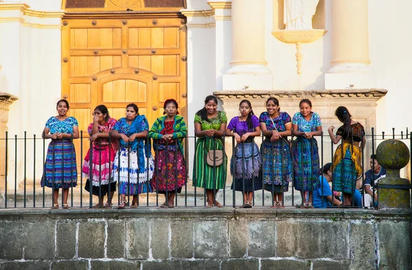 Antigua Guatemala Dec 2015 Guatamalian Kvinna Drasing Traditionella Klänningar Gatan — Stockfoto