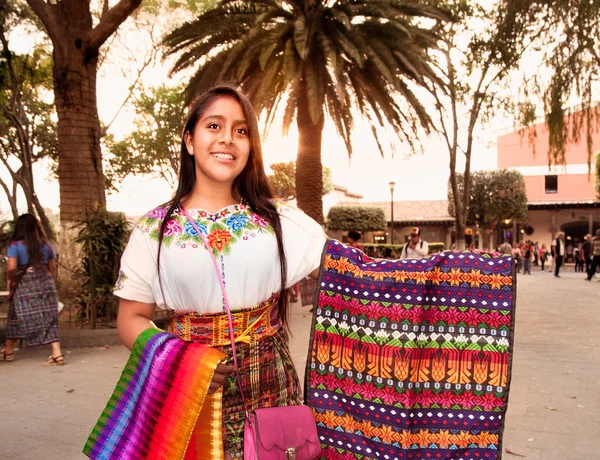 安提瓜和巴布达 危地马拉 2015年12月26日 美丽的瓜塔亚女孩在安提瓜街道上的传统五颜六色的面料 2015年12月26日 危地马拉 — 图库照片