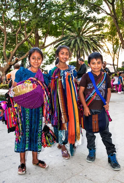 危地马拉安提瓜 2015年12月26日 2015年12月26日 危地马拉安提瓜街头 瓜塔亚儿童将传统的五颜六色的织物和商品拉化 — 图库照片