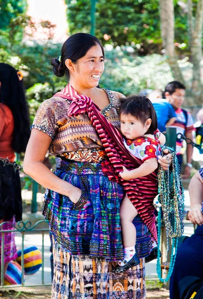 Antigua Guatemala Dec 2015 Guatamalian Kvinna Med Baby Bära Henne — Stockfoto