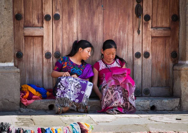 Antígua Guatemala Dec 2015 Guatamalian Meninas Salling Tradicional Tecido Colorido — Fotografia de Stock