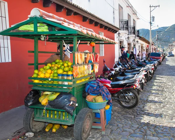 Antigua Guatemala Dic 2015 Hombre Maya Vende Frutas Calle Antigua — Foto de Stock