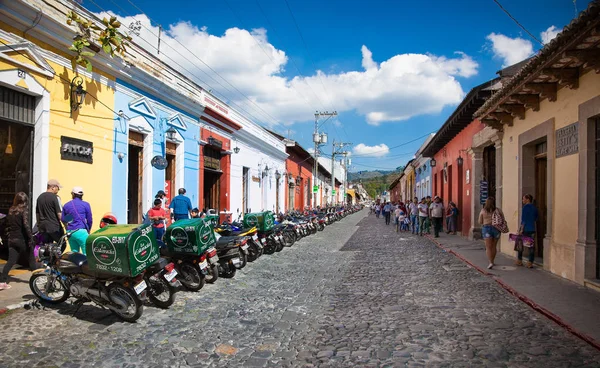 危地马拉安提瓜 2015年12月27日 2015年12月27日 安提瓜与当地人民和殖民地房屋的主要街道 危地马拉 这座历史名城安提瓜自1979年以来一直是联合国教科文组织的世界遗产 — 图库照片