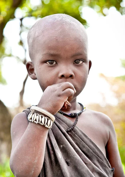 Африка Танзанія Лютий 2014 Року Хлопчик Племені Масаї Дивлячись Камеру — стокове фото