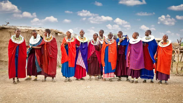 Tanzanya, Afrika-Şubat 9, 2014: geleneksel süsler, 9 Şubat 2014 üzerinde yerel halkın günlük yaşamın inceleme ile Masai kadın. Tanzanya.