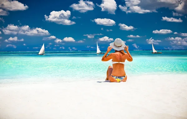 Mujer Moda Joven Relajarse Hermosa Playa Tropical África — Foto de Stock