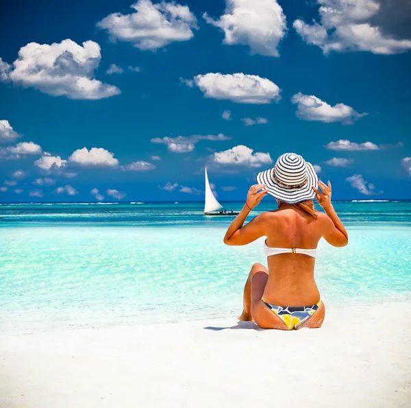 年轻的时尚女性在美丽的热带海滩上放松身心 — 图库照片