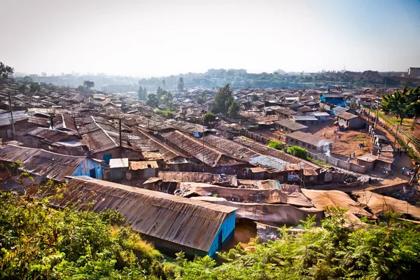 肯尼亚内罗毕 Kibera 贫民窟全景 非洲最大的贫民窟在内罗毕 居住在基贝拉的约27万人 — 图库照片